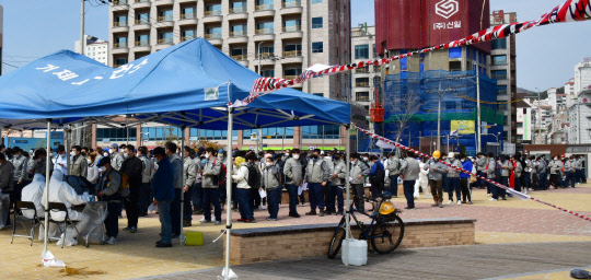 거제 선별진료소 길게 늘어선 줄      (거제=연합뉴스) 경남 거제시 유흥업소 관련 코로나19 확진자가 60명을 넘긴 가운데 19일 거제시 옥포동 수변공원 임시선별진료소에 코로나19 진단 검사를 받으려는 시민들이 줄을 서서 기다리고 있다. 2021.3.19 [거제시 제공. 재판매 및 DB 금지] seaman@yna.co.kr  끝)